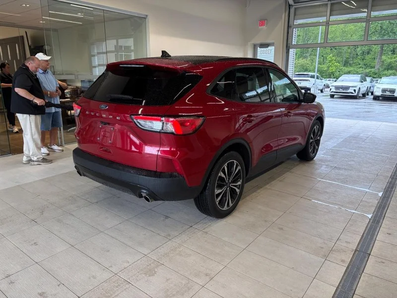 Used 2022 Red Ford SE image 3