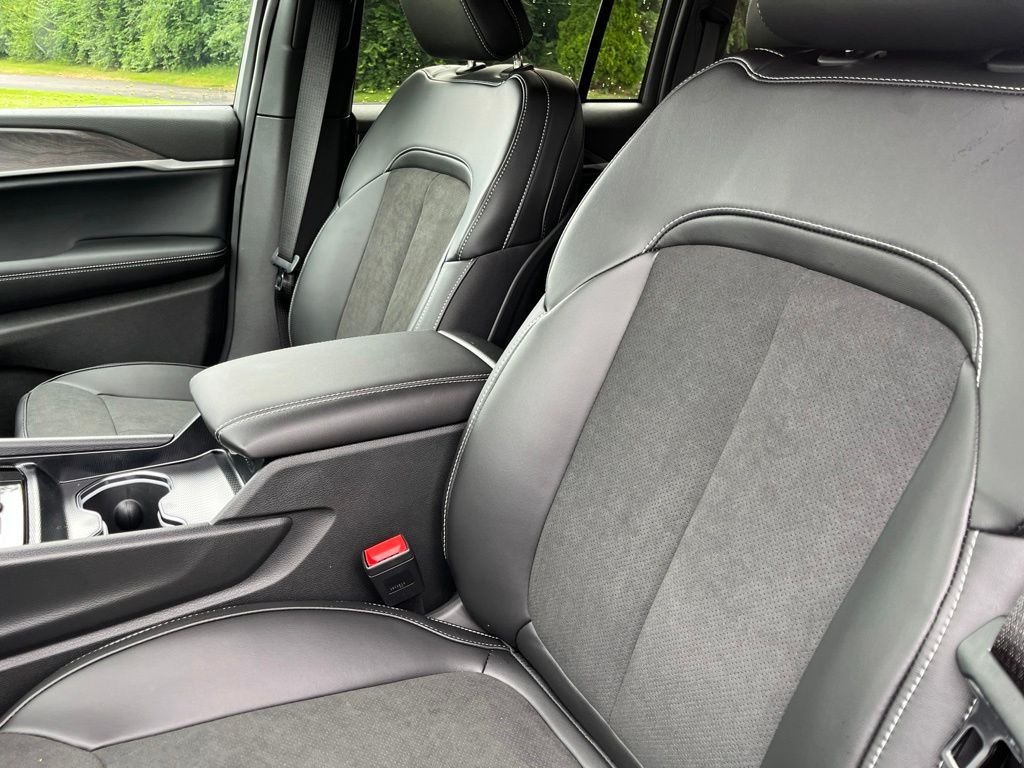 New 2026 Silver Zynith Exterior Paint Jeep Laredo Altitude image 5