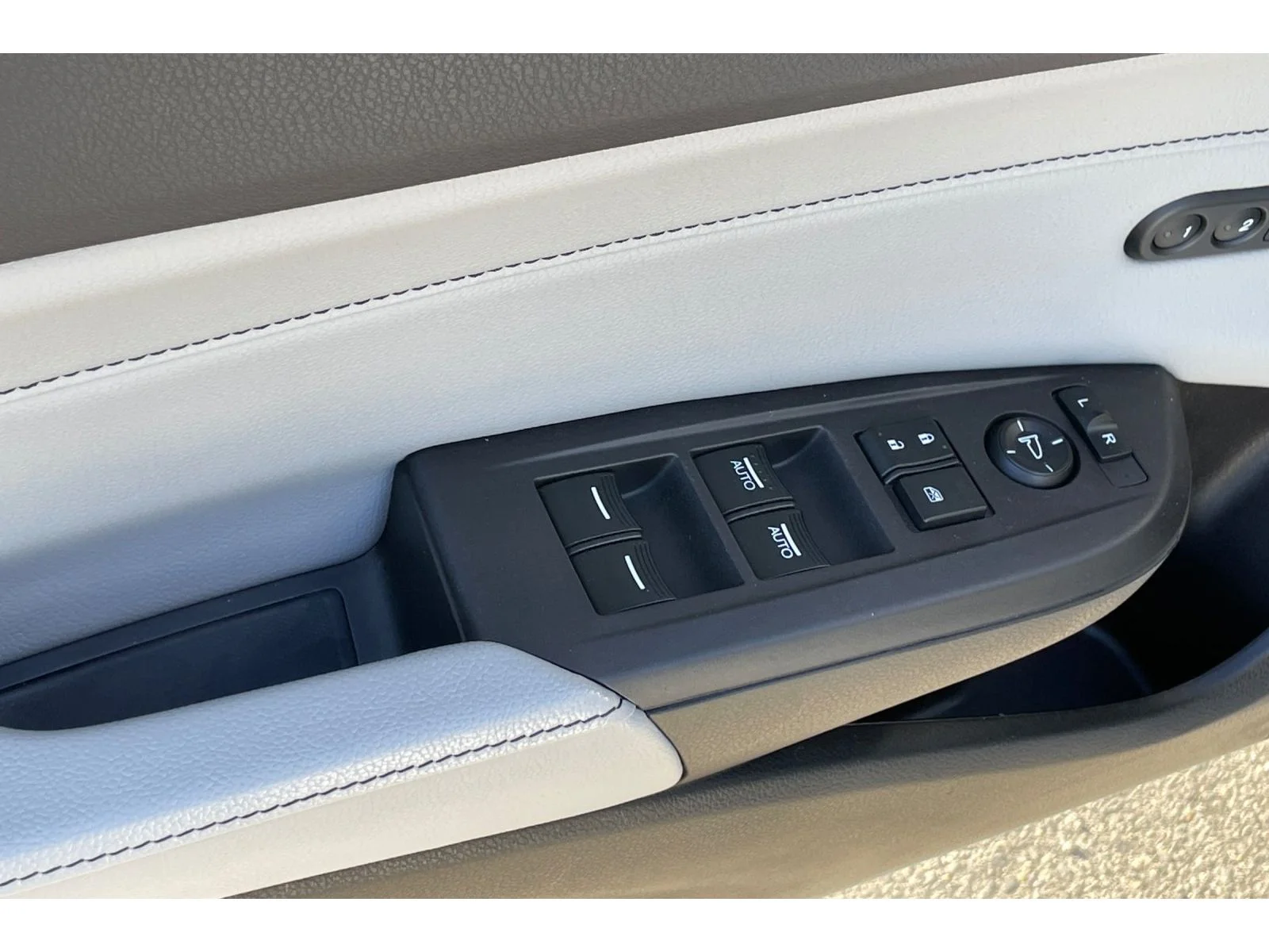 Used 2020 Platinum White Pearl Acura w/Technology Pkg image 11