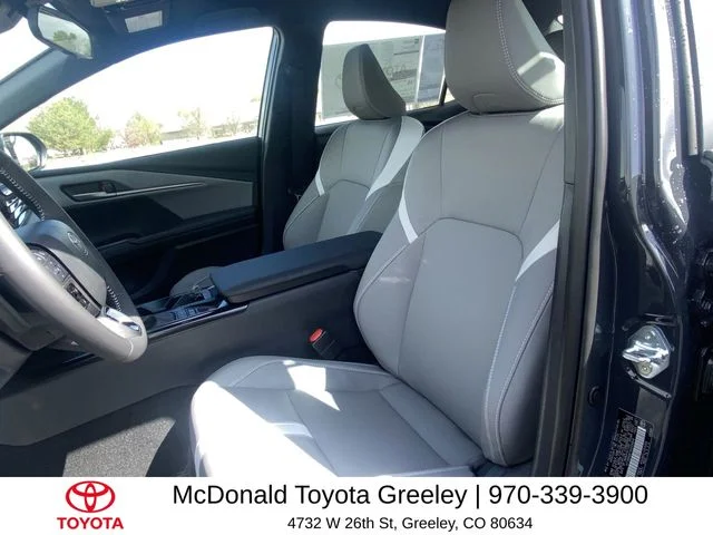 2025 Toyota Camry SE - Photo 11