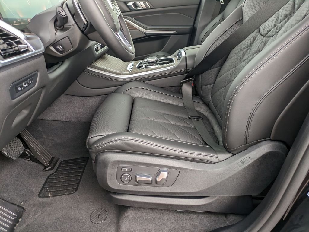 New 2026 Black Sapphire Metallic BMW sDrive40i image 12