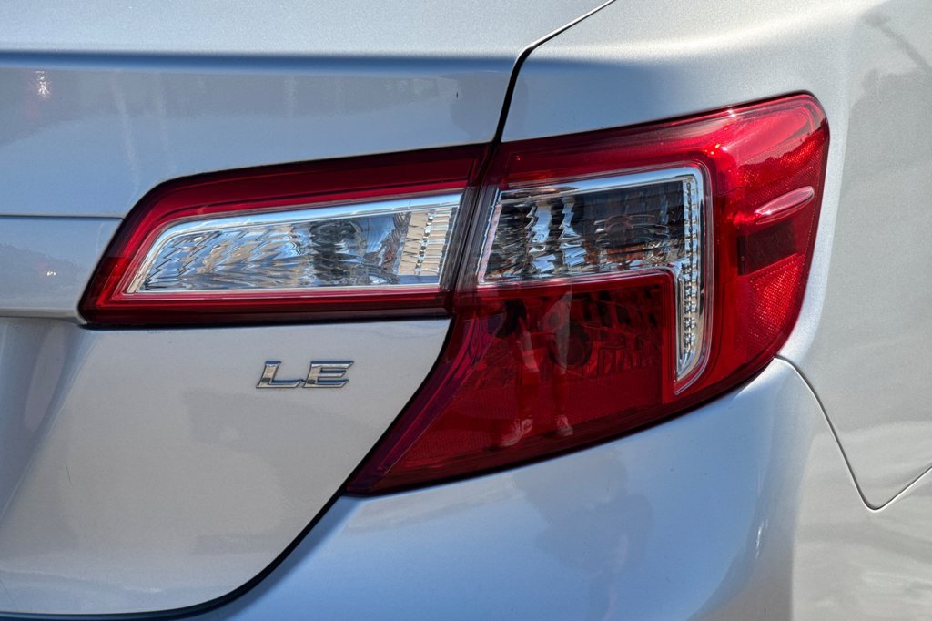 Used 2014 Silver Toyota LE image 32