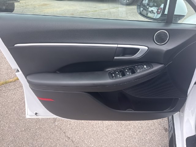 Used 2025 White Hyundai SEL image 12