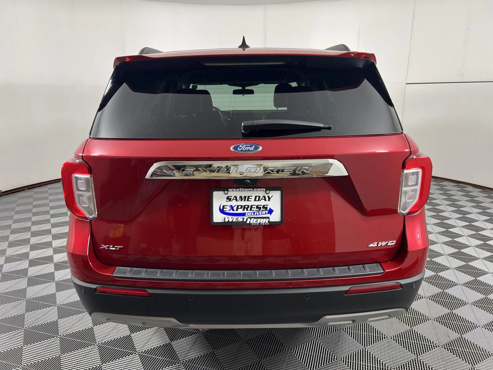Used 2022 Rapid Red Metallic Tinted Clearcoat Ford XLT image 9