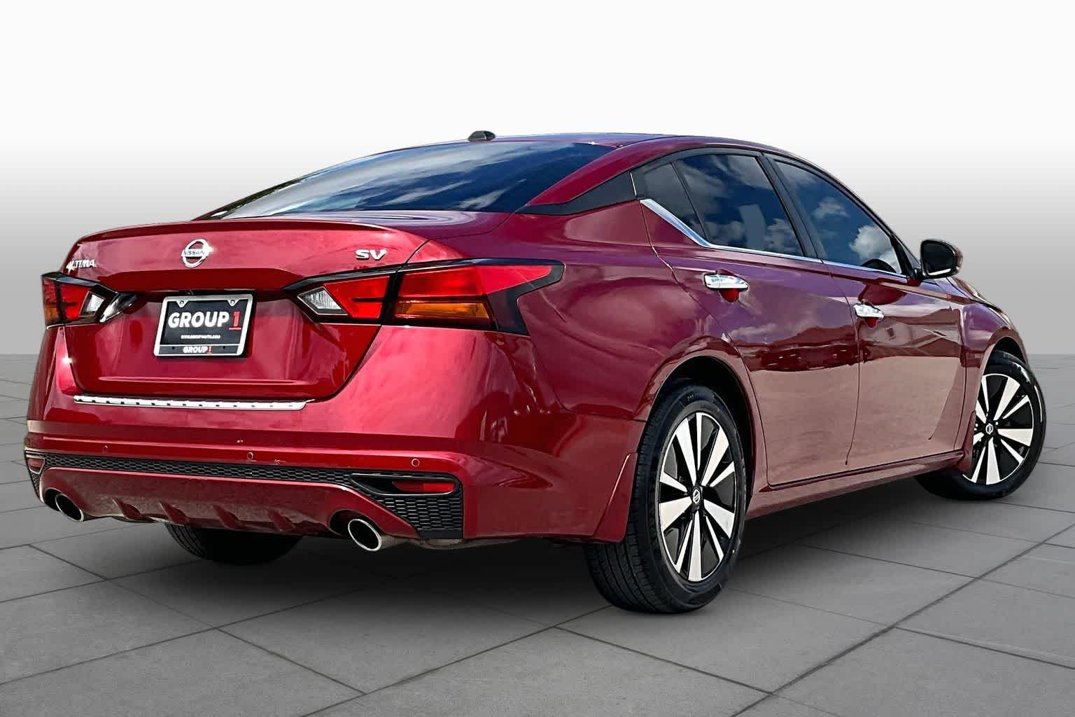 Used 2022 Scarlet Ember Tintcoat Nissan 2.5 SV image 24