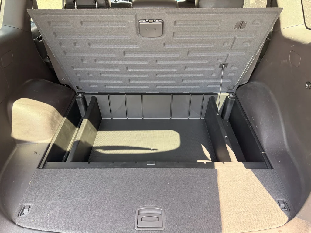 Used 2010 Radiant Silver Hyundai Limited image 12