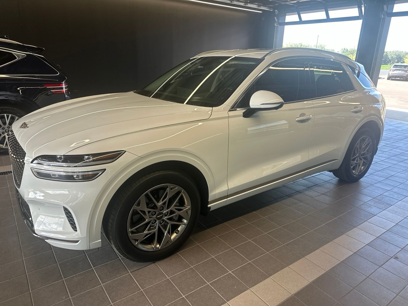 Used 2024 White Genesis 2.5T image 2