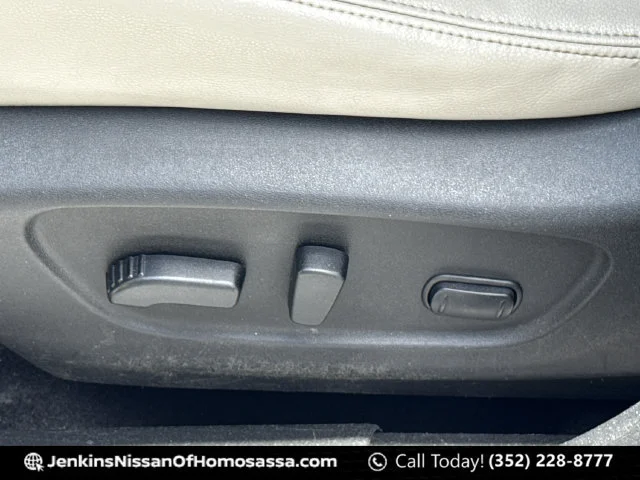 Used 2021 Silver Nissan SL image 31