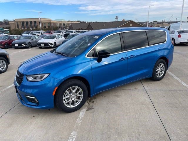 2026 Chrysler Pacifica Select's photo