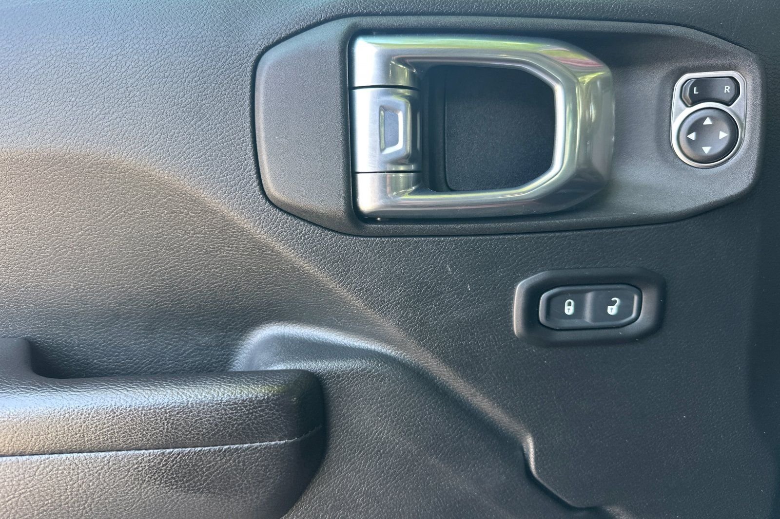Used 2021 Red Jeep Sport S image 11