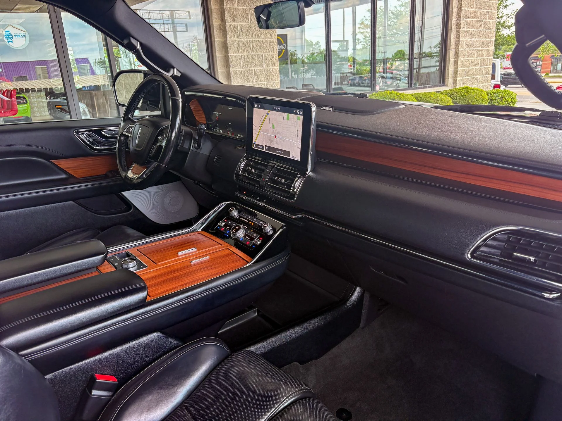 Used 2019 White Lincoln Reserve image 23