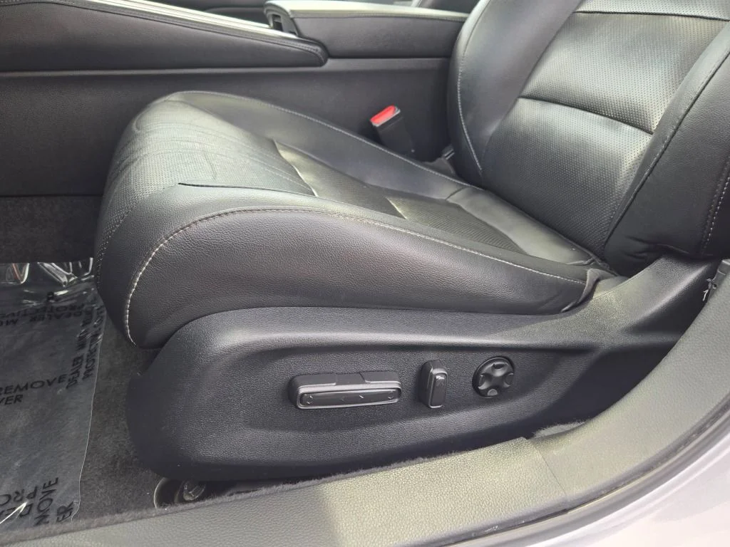 Used 2022 Silver Honda EX-L image 22