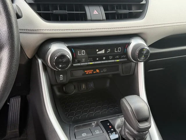 Used 2021  Toyota XLE image 19