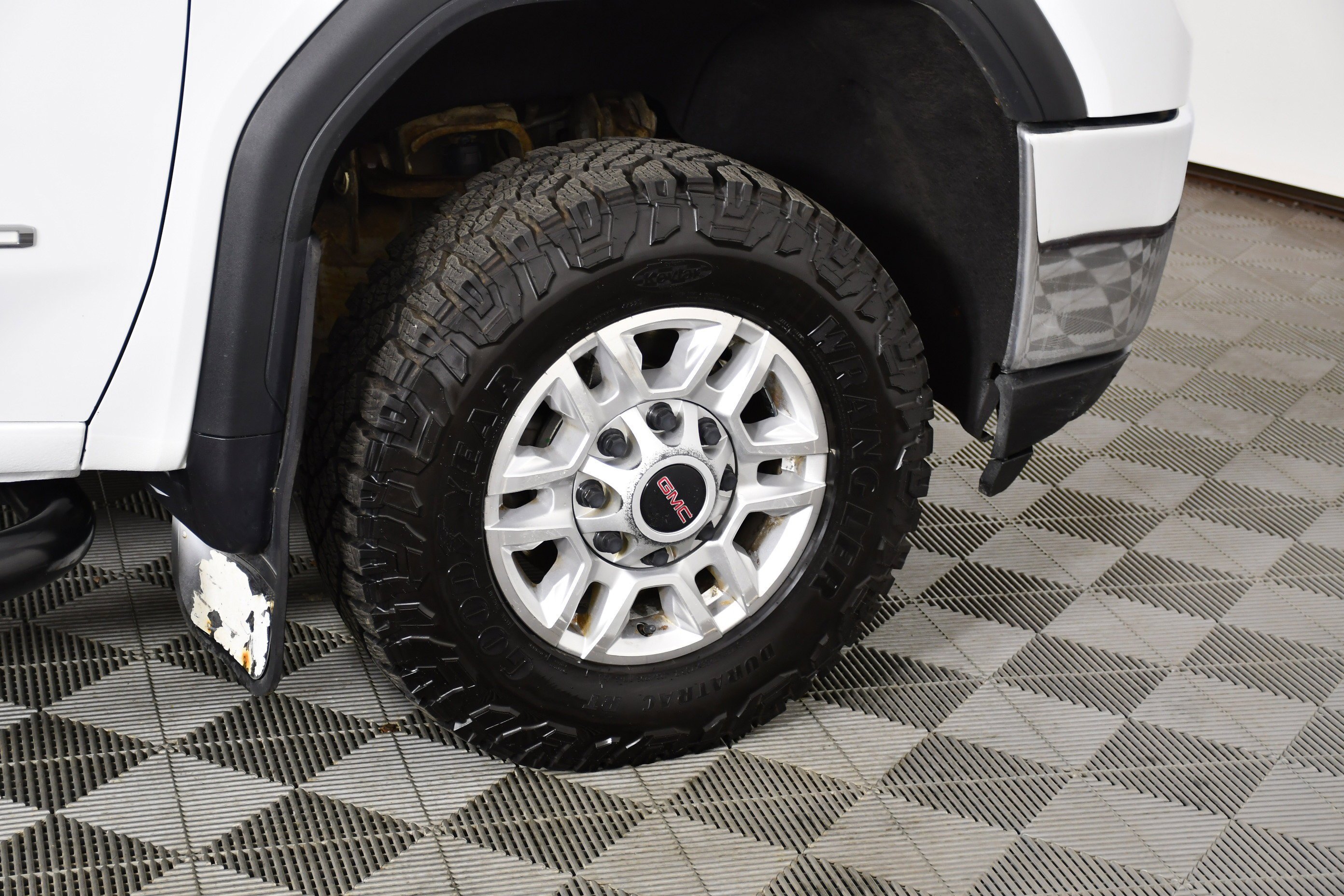 Used 2022 White GMC SLE image 57