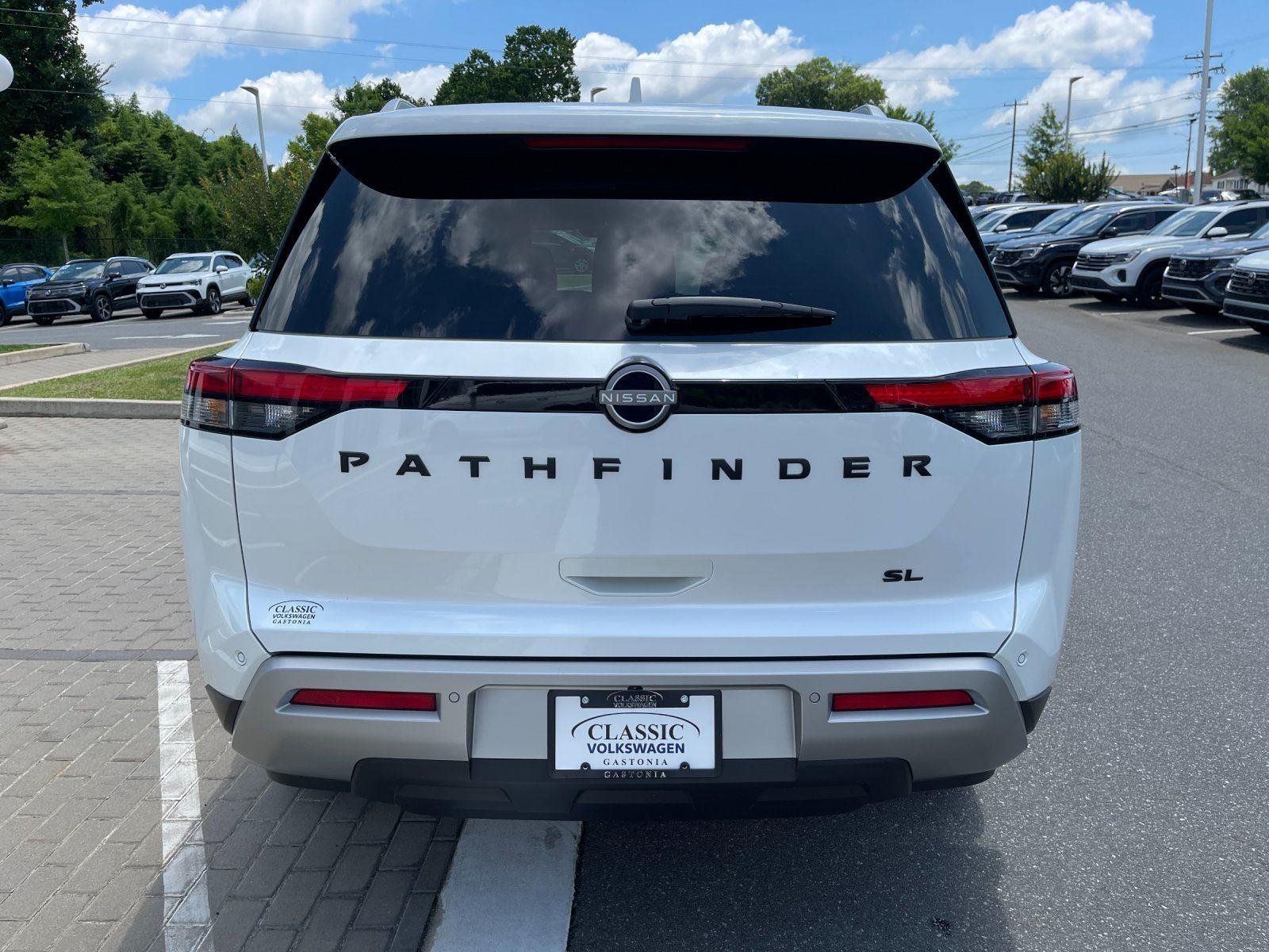 Used 2025 Everest White Pearl Tricoat Nissan SL image 4