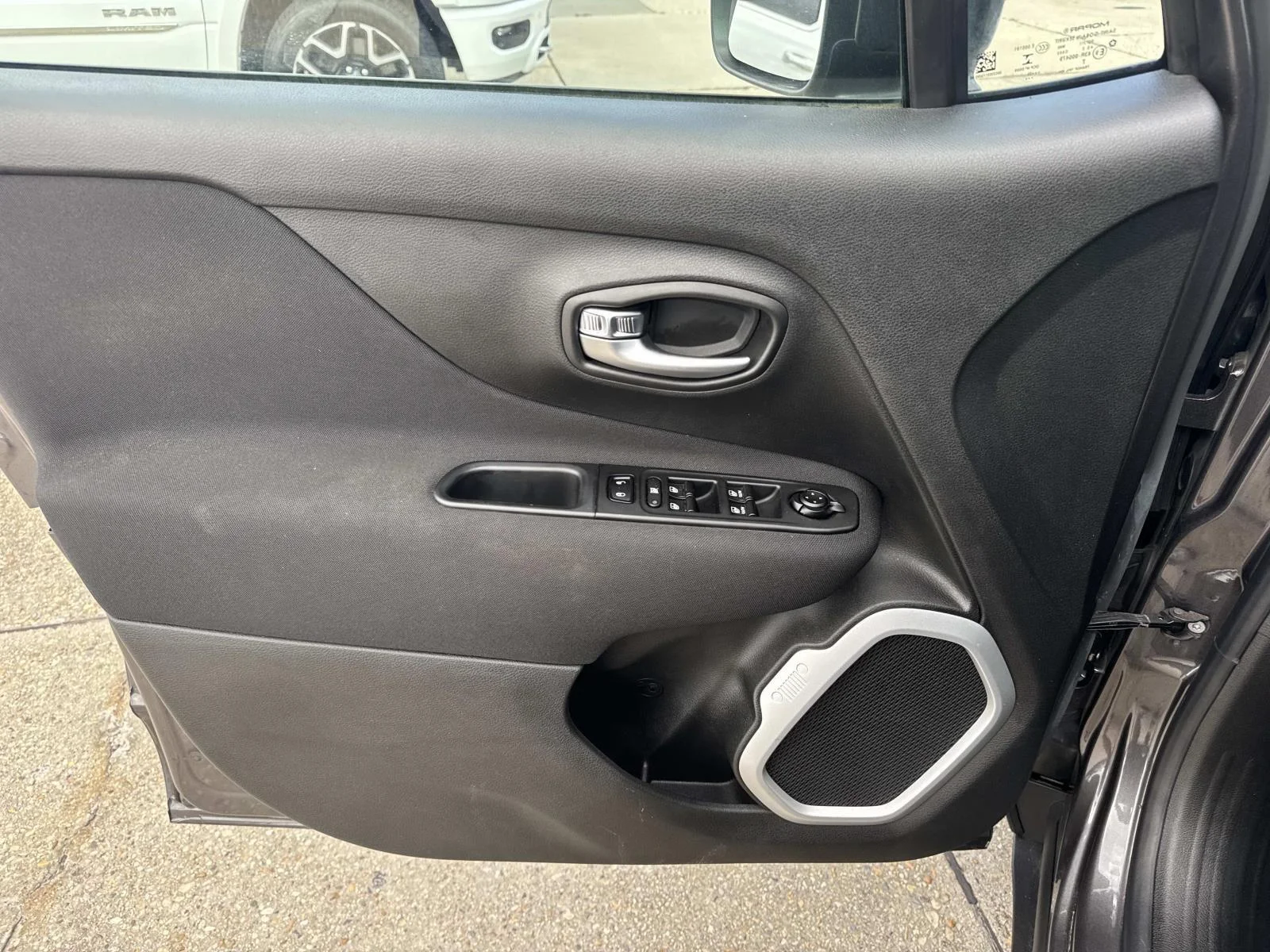 Used 2021 Granite Crystal Metallic Clearcoat Jeep Latitude FWD image 18