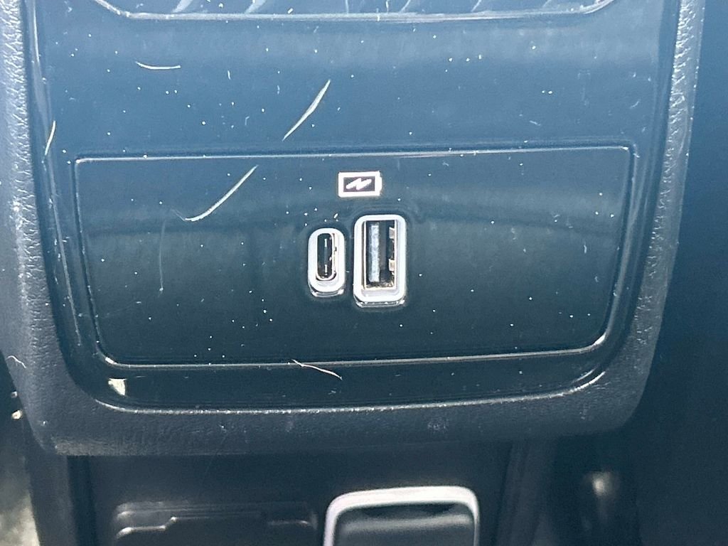 Used 2022 White Jeep Latitude image 18