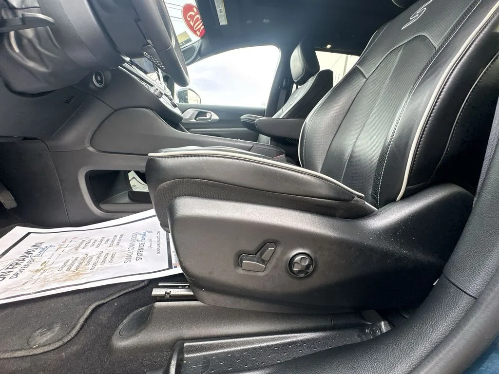 Used 2025 Blue Chrysler Limited image 14