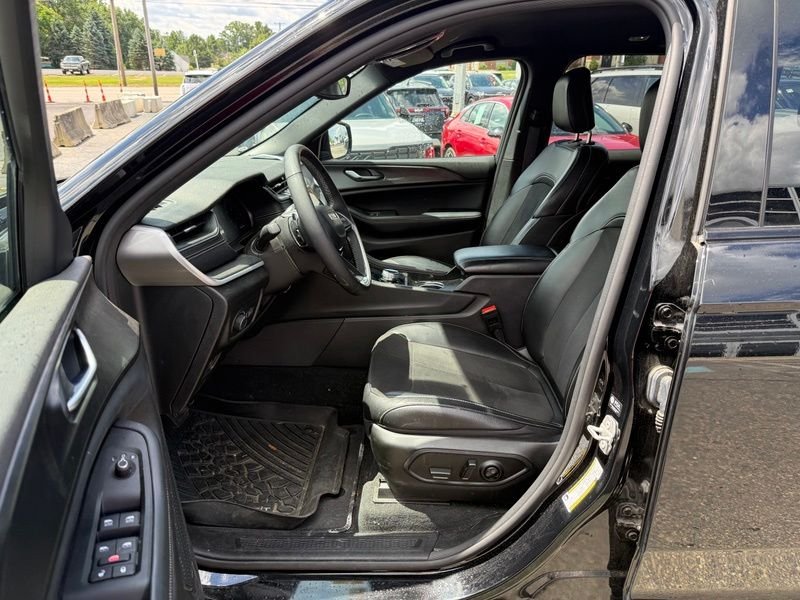 Used 2024 Black Jeep Altitude image 9