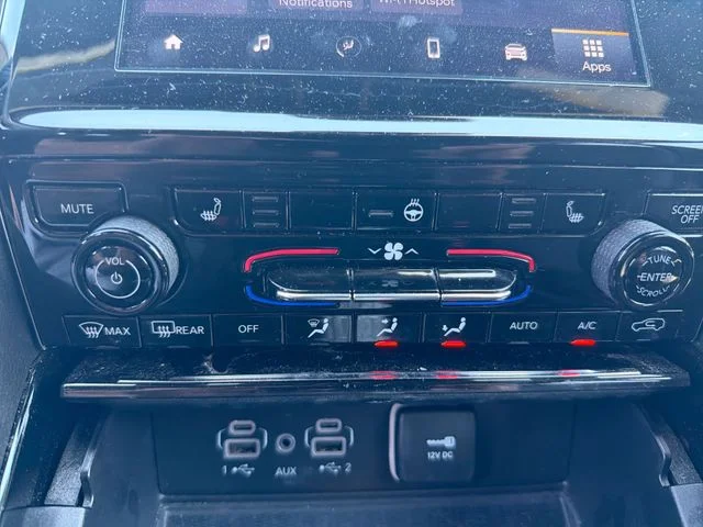 Used 2023 White Jeep Altitude image 22
