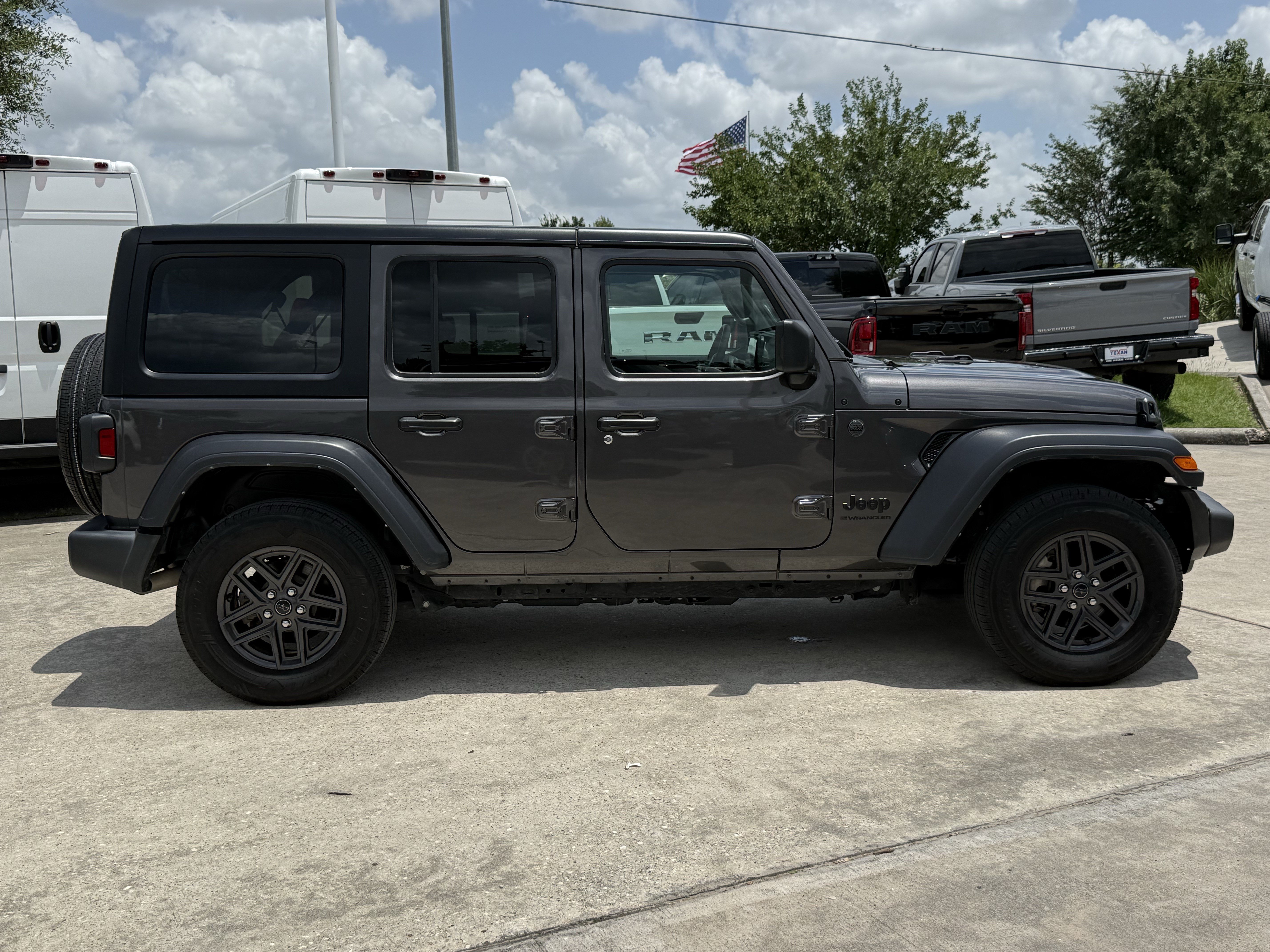 Used 2024 Granite Crystal Metallic Clearcoat Jeep  image 3