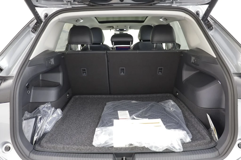 New 2026 Silver Volkswagen 2.0T SE image 18