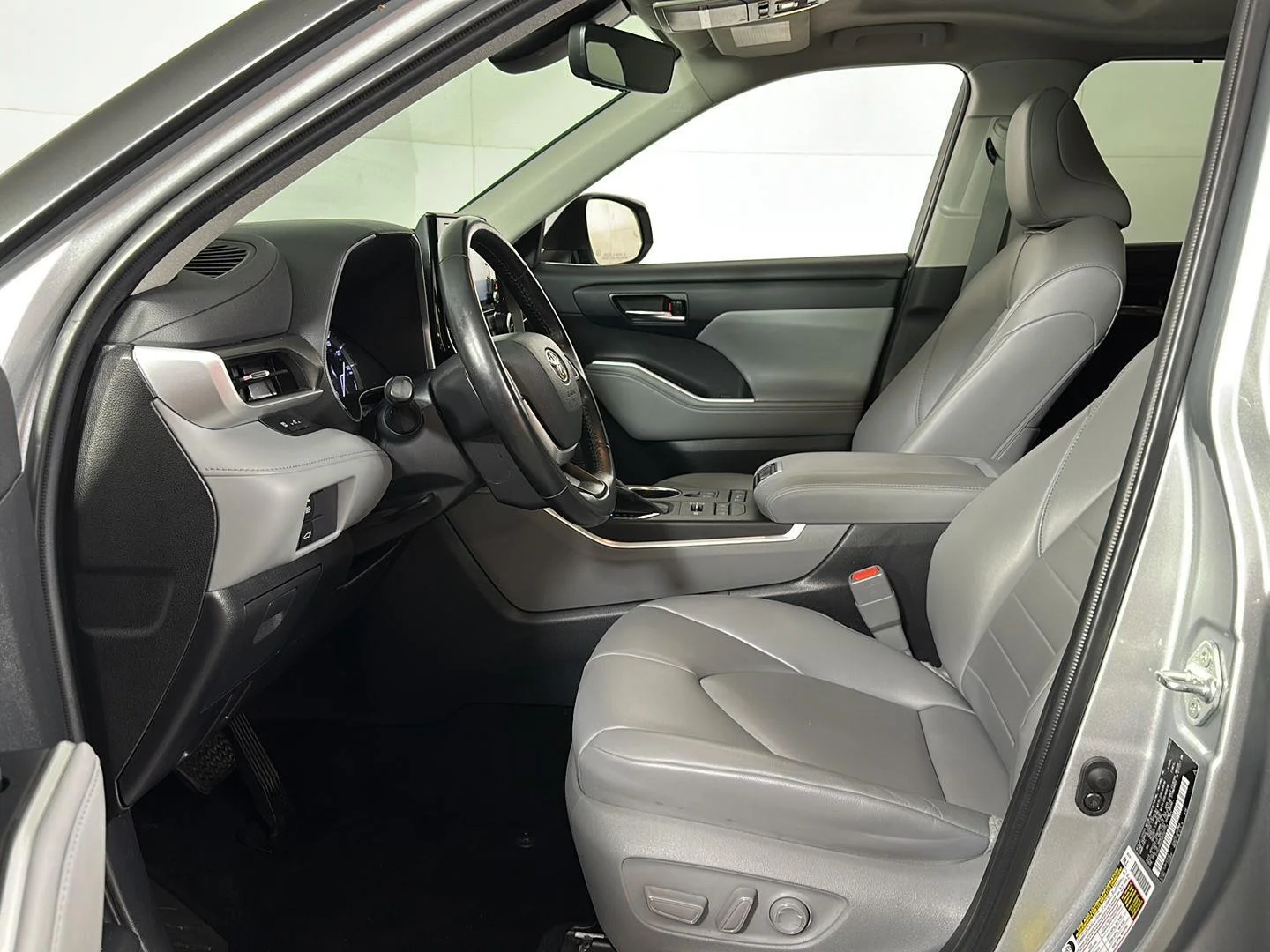 Used 2022 Celestial Silver Metallic Toyota XLE image 17