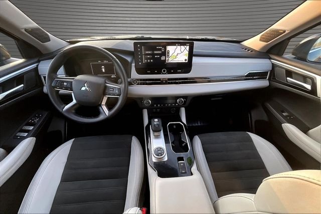 Used 2025  Mitsubishi SE image 9