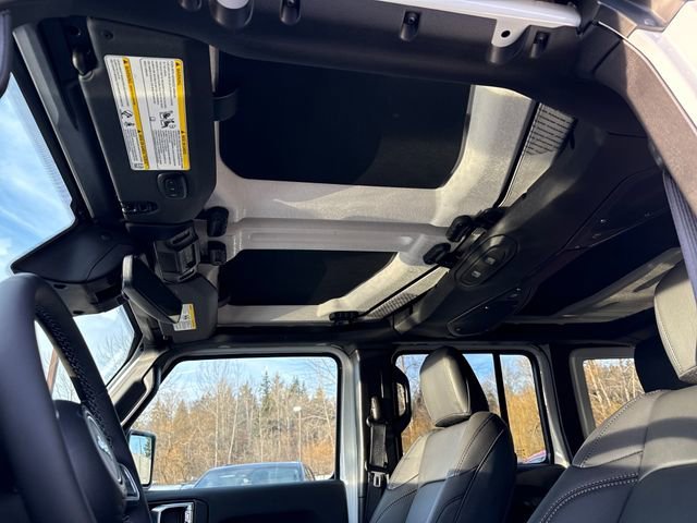 New 2026 Bright White Clear-Coat Exterior Paint Jeep Sahara image 27