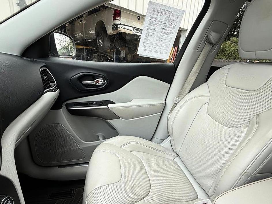 Used 2019 Silver Jeep Limited image 12