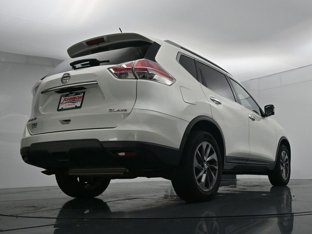 Used 2016 White Nissan SL image 37