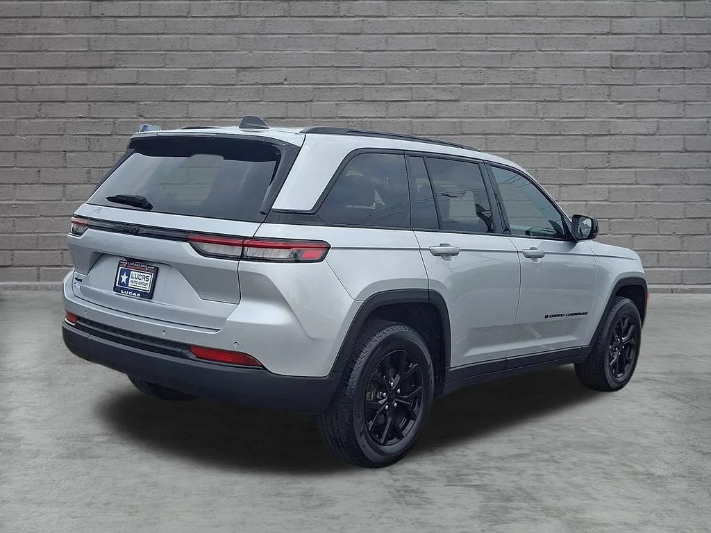 Used 2024 Silver Jeep Altitude X 4x4 image 41