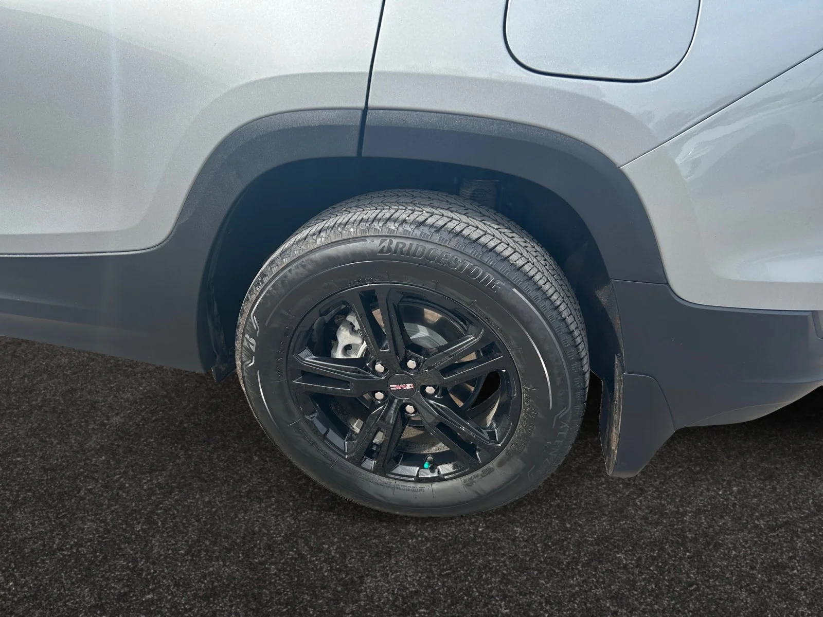 Used 2024 STERLING METALLIC GMC SLE AWD image 9