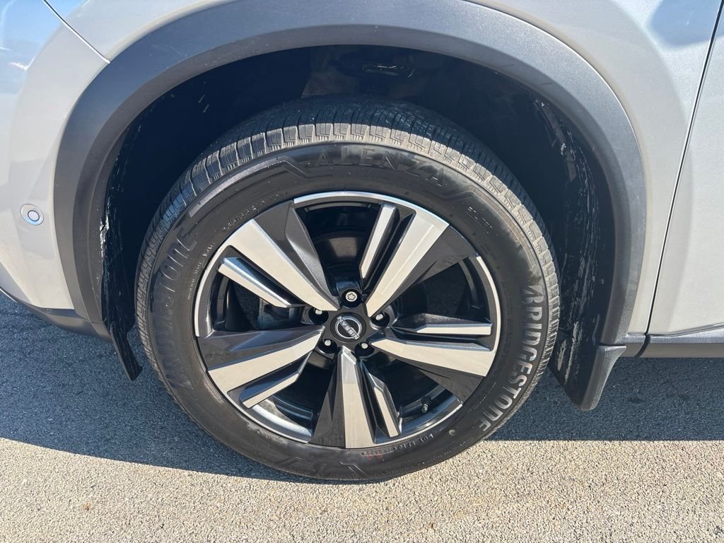 Used 2023 Silver Nissan Platinum image 12