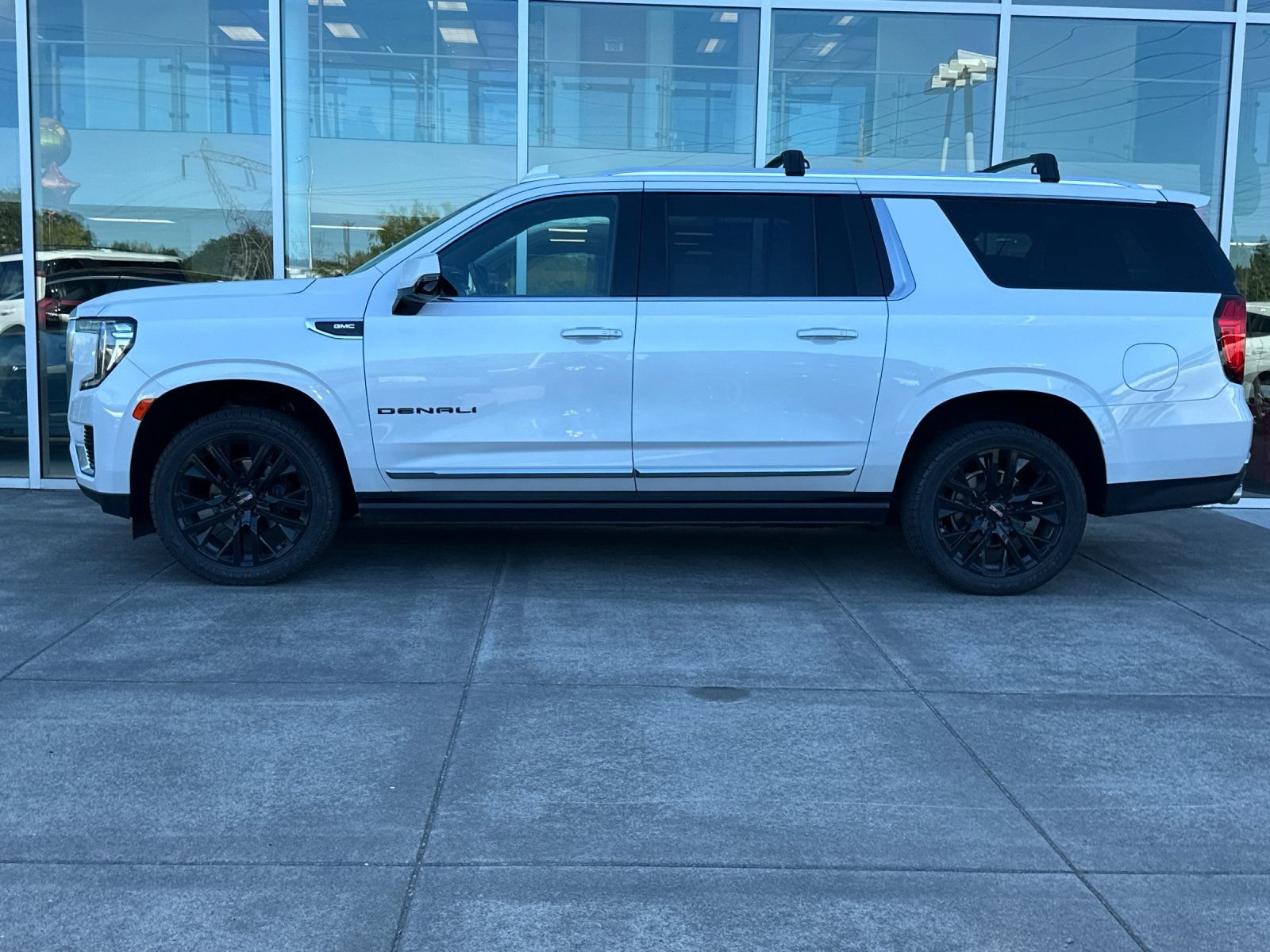 Used 2022 White Frost Tricoat GMC Denali image 6