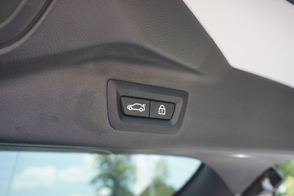 Used 2023 White Metallic BMW xDrive40i image 37