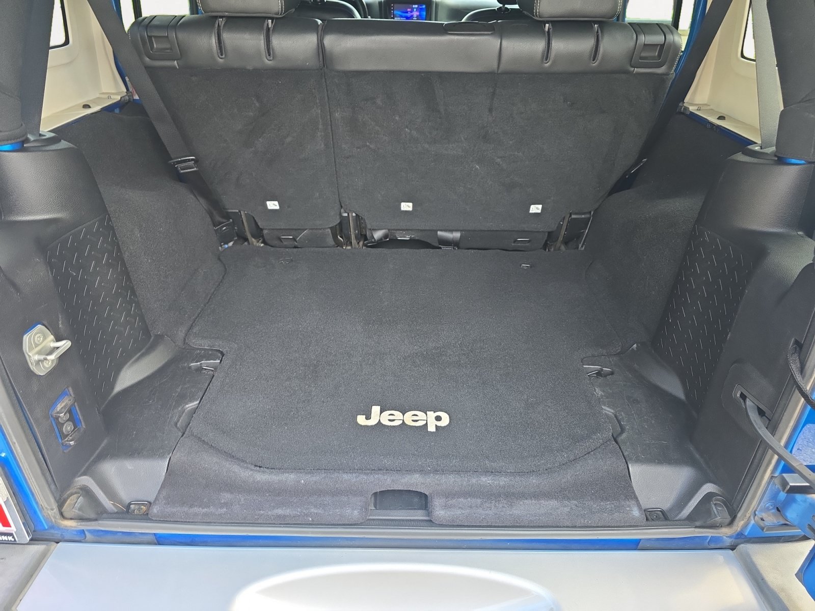 Used 2015 Hydro Blue Pearl Coat Jeep Sahara image 12