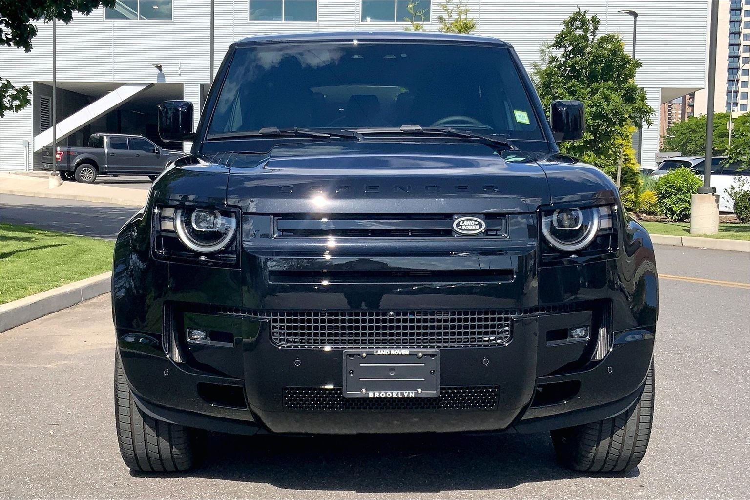 New 2026 Santorini Black LAND ROVER X-Dynamic SE image 3