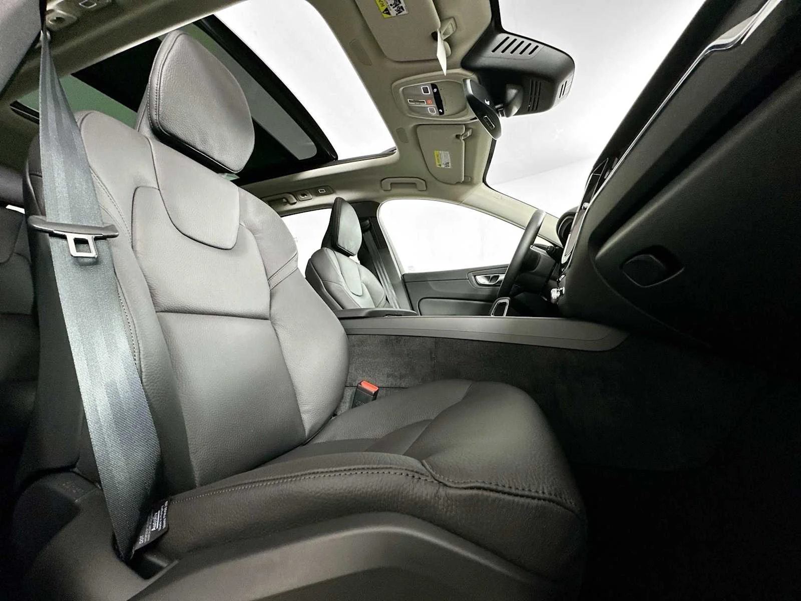 Certified Used 2025 Vapour Grey Volvo Plus image 25
