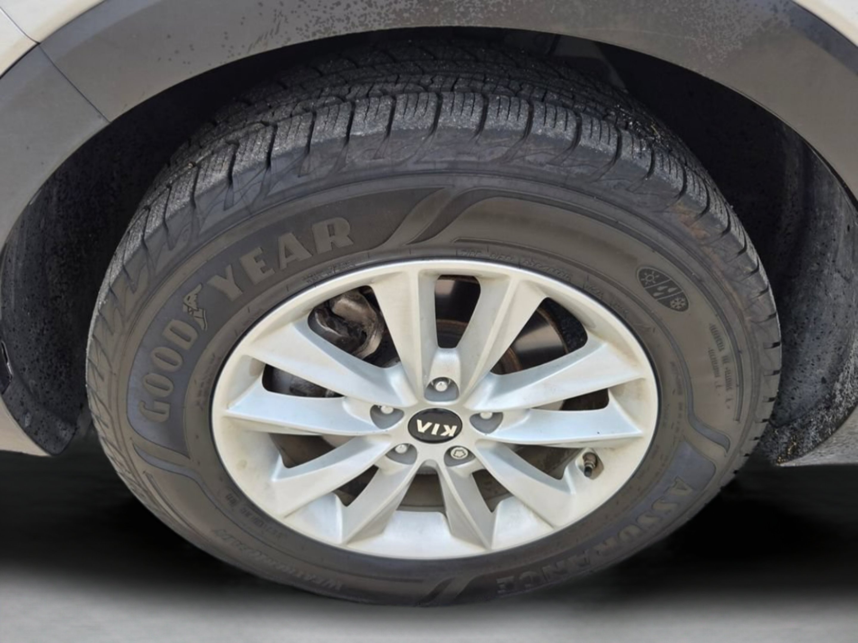Used 2020 Sparkling Silver Kia LX image 9