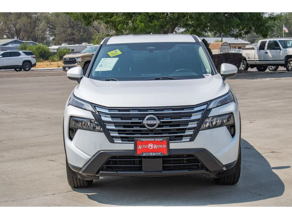 Used 2024 Everest White Pearl Nissan SV image 3
