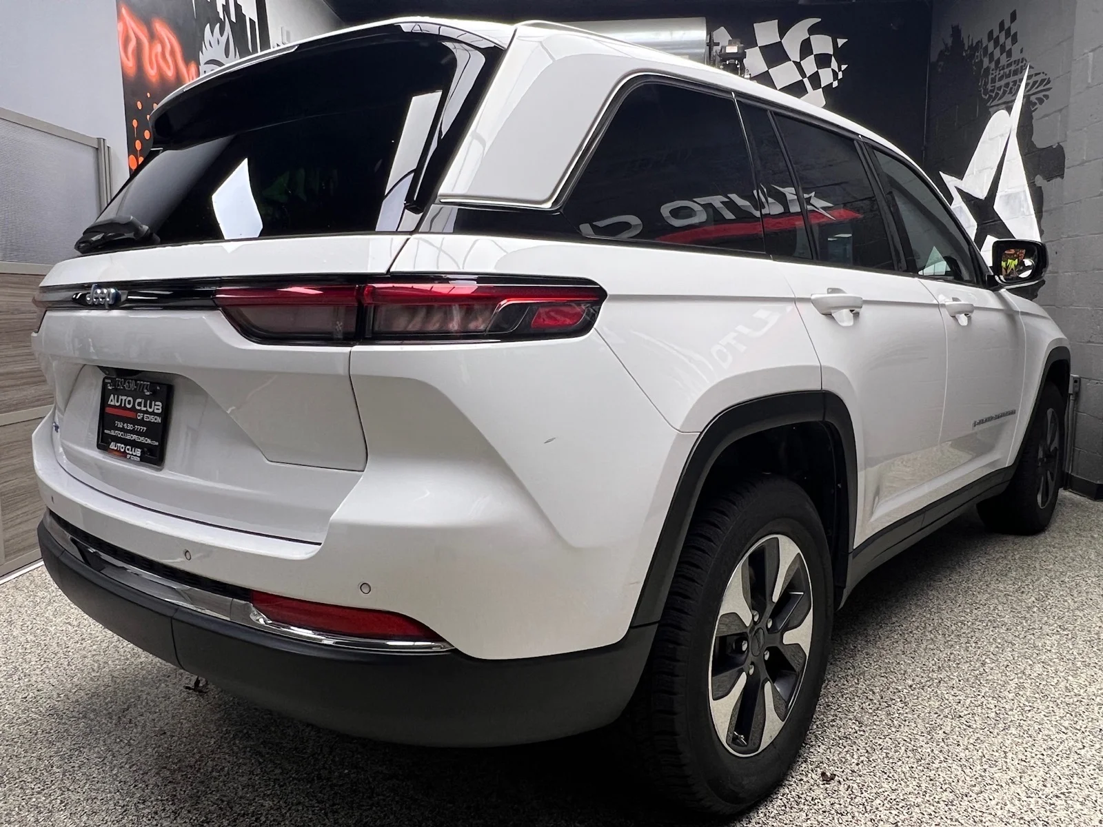 Used 2024 Bright White Clear Coat (pw7) Jeep 4xe image 6