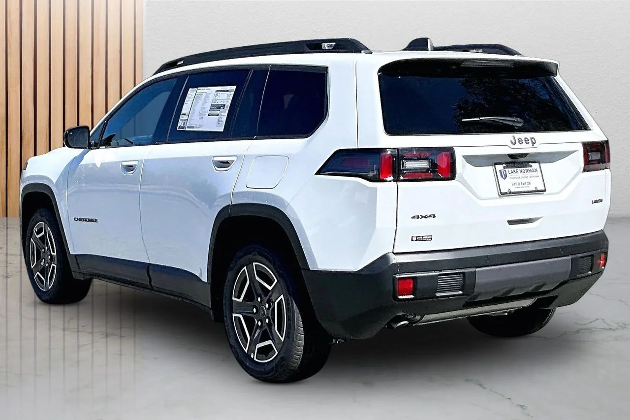 New 2026 Bright White Clear-Coat Exterior Paint Jeep Laredo image 7