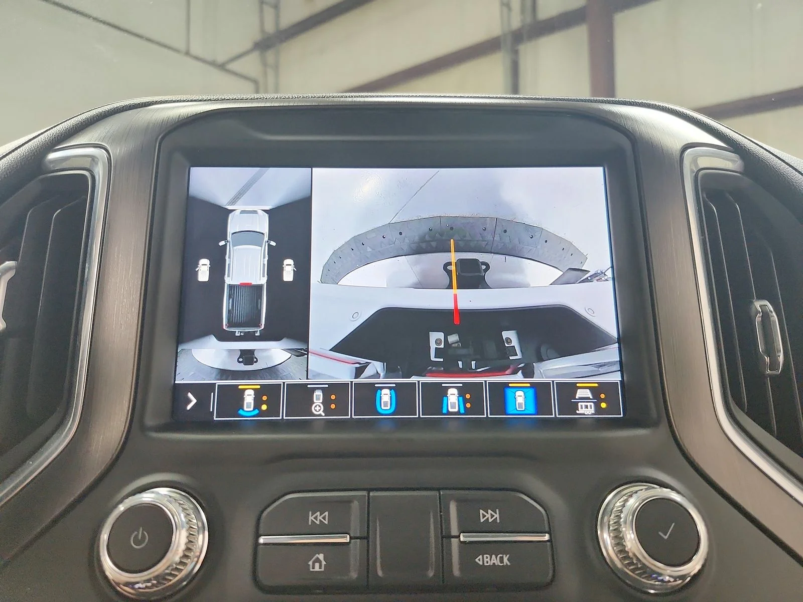Used 2022 White GMC AT4 image 33