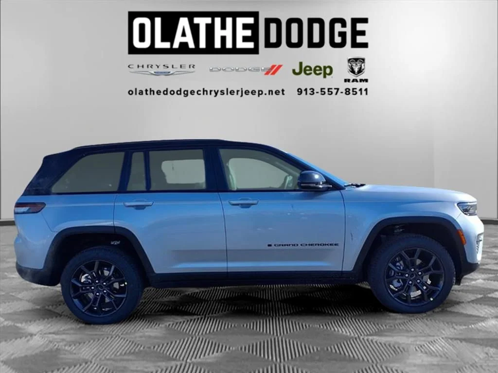New 2025 Silver Zynith Exterior Paint Jeep Limited image 29