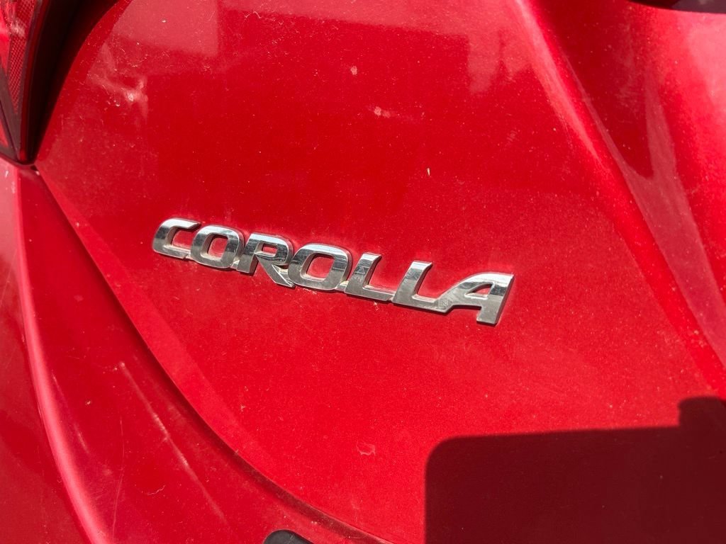 Used 2017 Barcelona Red Metallic Toyota SE image 9