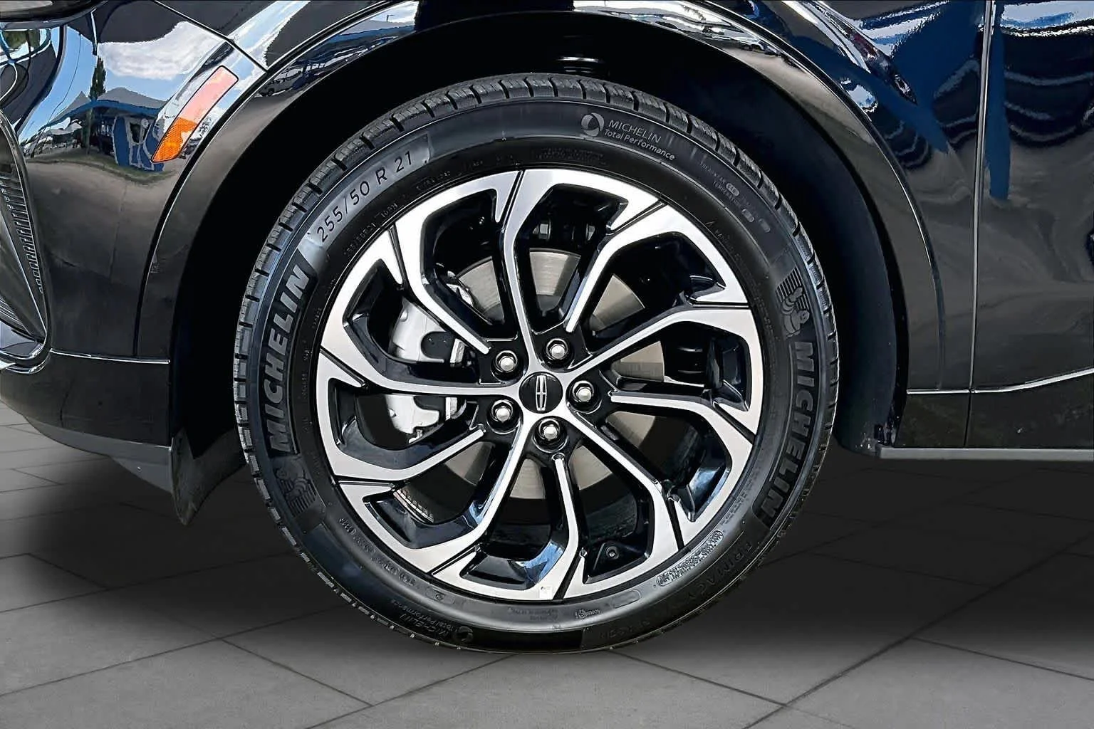 Used 2025 Infinite Black Metallic Clearcoat Lincoln Reserve image 11
