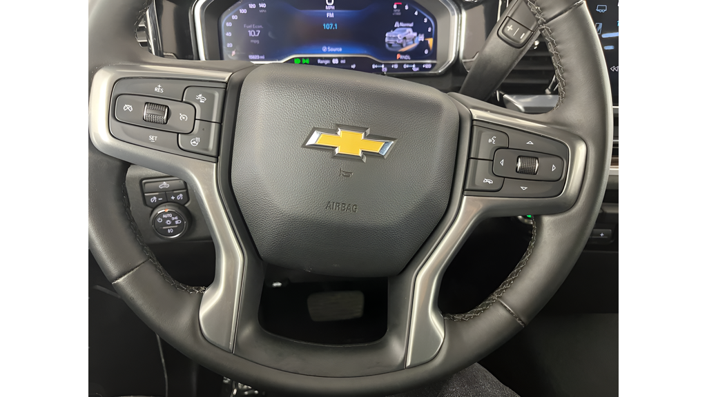 Used 2025 Summit White Chevrolet LT image 21
