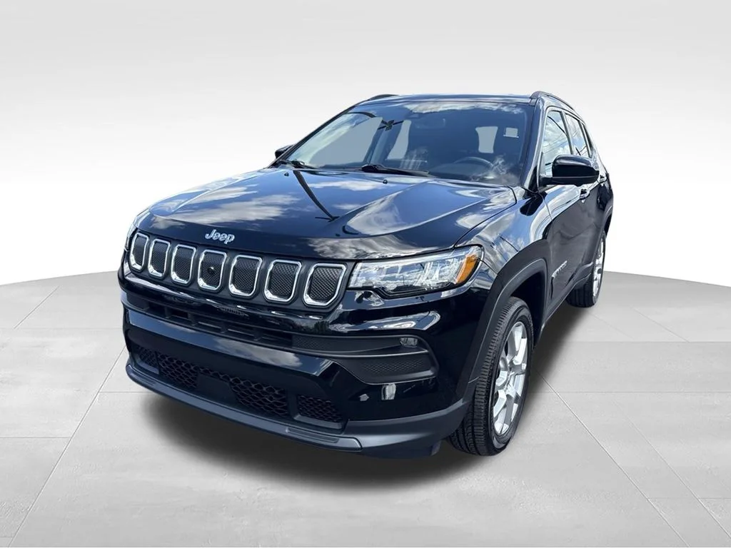 Used 2022 Black Jeep Latitude Lux image 8