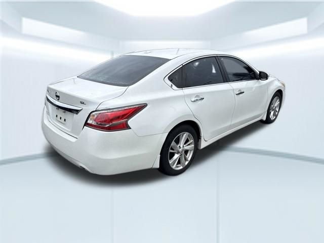 Used 2015 White Nissan 2.5 SL image 6